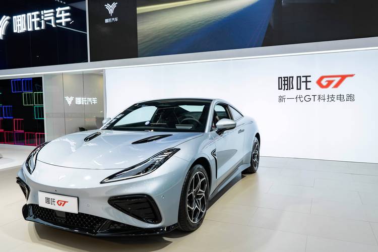 重庆70哪吒汽车在智能汽车领域的表现，领途汽车在新能源汽车市场中的影响力